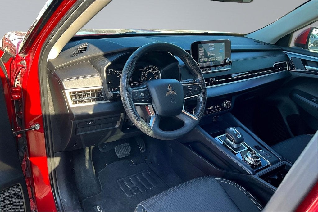 2024 Mitsubishi Outlander ES